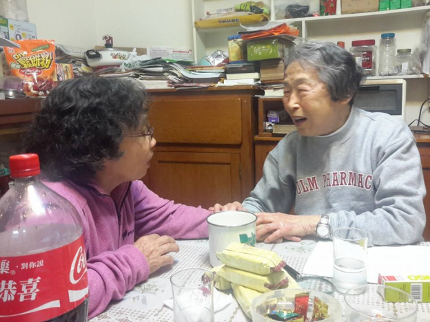 姜民權女士以及與我們一起訪問她的涂大姊。